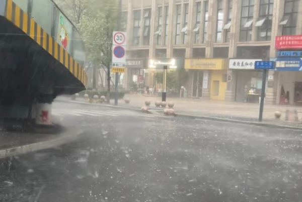 优配配件助手 强对流天气来袭 成都市区下起大拇指头大小的冰雹