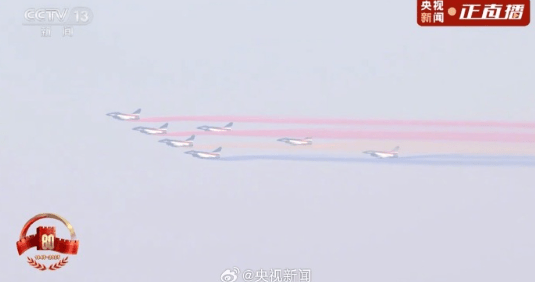 恒牛网 7架歼-10拉出14道彩烟，寓意着中华民族14年可歌可泣的抗战历程。铭记这一刻